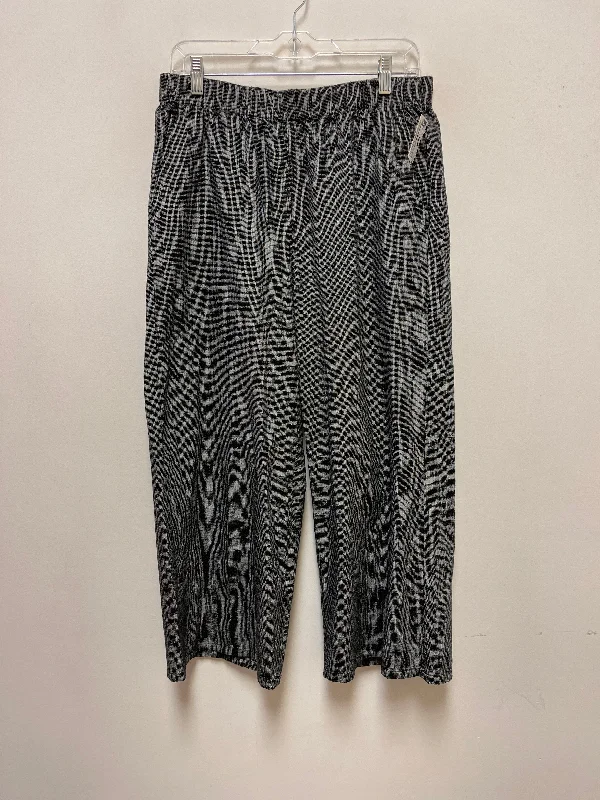 Flowy linen pants for relaxed tropical vacations -Pants Linen By Eileen Fisher In Black & White, Size: 4